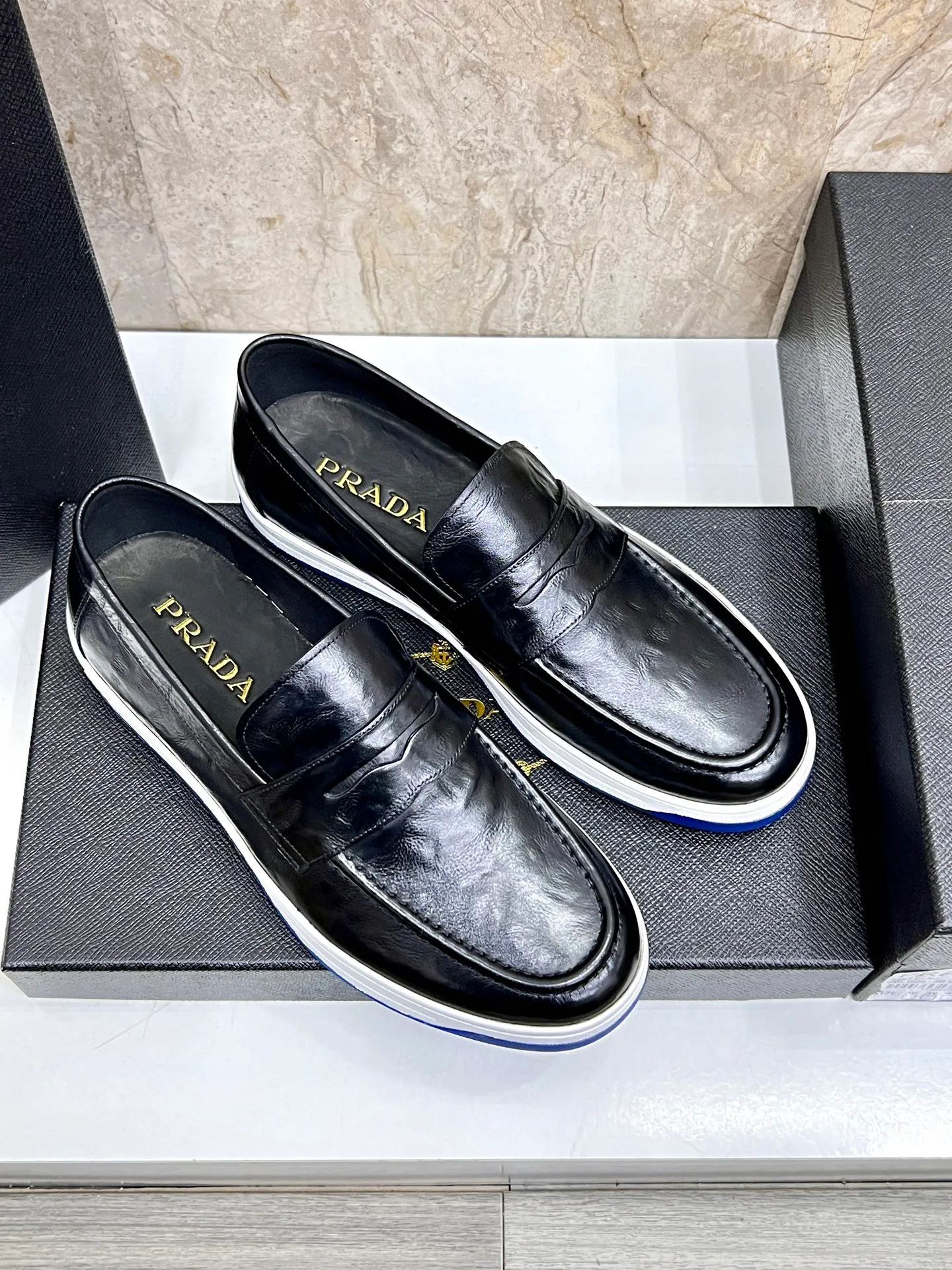 💰620 Prada classic men’s lace-up casual shoes｜Imported cowhide upper｜Layered stitching design on the upper Lightweight and breathable｜Soft and comfortable｜PRADA letters on the side｜Distinctive sporty style Showing the brand style｜Lightweight embossed rubber sole｜With cowhide foot pad lining｜Excellent foot feel Fashionable and elegant｜Size: 38-44 (customized at 45)